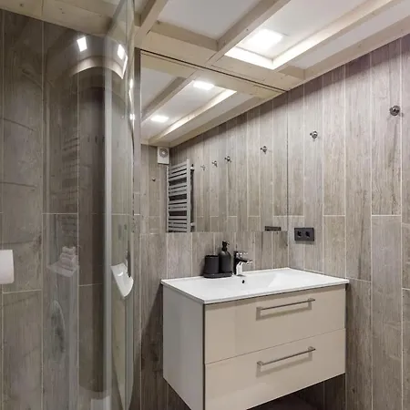 Stylish Paupys Loft With Balcony & View With Free Parking